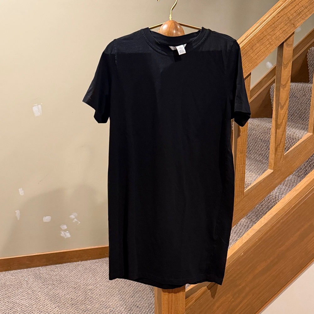 H&M Black Short-Sleeve Tee Dress — Classic Crew Neck